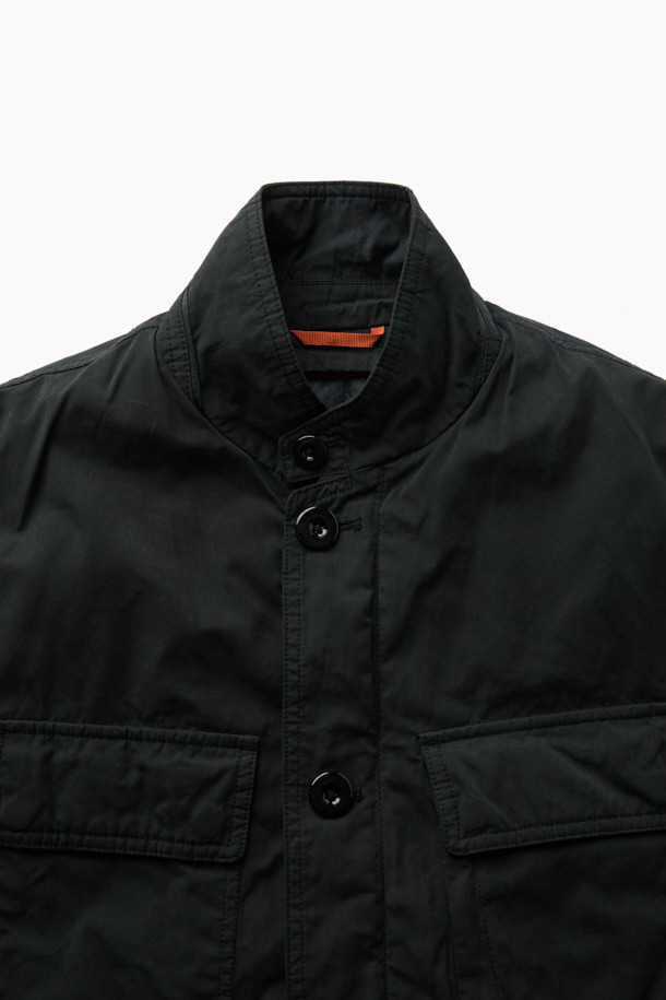 이번 시즌, 당신의 스타일을 책임질 왁스 코튼 패딩 탈착 재킷입니다. 4포켓 구조와 컨버터블 카라 디자인으로 실용성과 멋을 동시에 잡았습니다. 왁스 가공과 피치 가공을 거친 부드러운 촉감의 면, 나일론, 폴리에스터 혼방 소재로 제작되어 가을과 초겨울, 쌀쌀한 날씨에도 따뜻하게 착용 가능합니다. 레귤러핏으로 편안한 착용감을 선사하며, 탈착 가능한 패딩으로 다양한 스타일 연출이 가능합니다. 출근룩부터 여행룩까지, 캐주얼, 클래식, 미니멀 스타일을 모두 소화하는 활용도 높은 아이템입니다.
