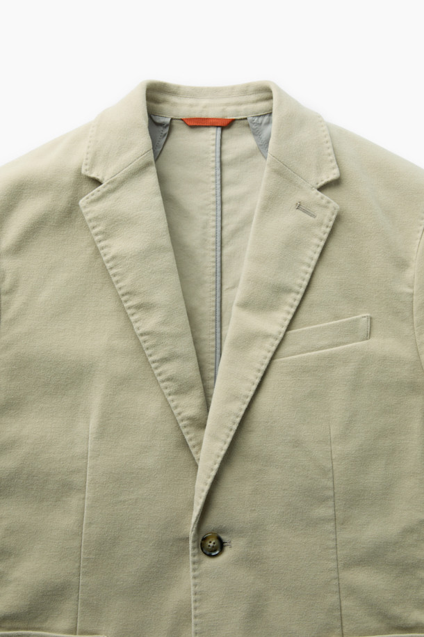 [Italian Fabric] NEW 몰스킨 재킷은 부드러운 촉감의 몰스킨 소재와 스트레치 면 혼방으로 제작되어 편안한 착용감을 선사합니다. 베이직한 스타일의 테일러핏 싱글버튼 재킷으로, 가을과 초겨울에 출근룩, 비즈니스 캐주얼, 모임룩 등 다양한 TPO에 활용하기 좋습니다. 호시 스티치, 가슴 포켓, 아웃포켓, 뒷면 싱글벤트 디테일이 돋보이며, 클래식, 미니멀, 캐주얼 스타일을 모두 소화할 수 있습니다. 베이지 색상으로 출시되어 어떤 옷과도 쉽게 매치할 수 있습니다. 긴 소매 기장의 레귤러 기장으로, 세련된 실루엣을 연출합니다.
