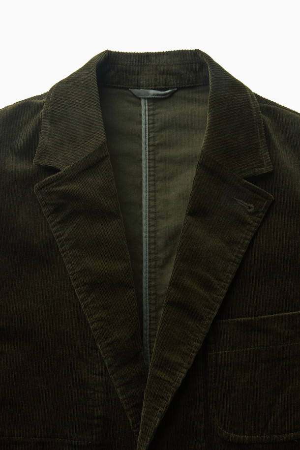 **코튼 코듀로이 재킷**은 부드러운 코듀로이 소재와 면 혼방으로 제작되어 가을, 겨울철 따뜻하고 편안한 착용감을 선사합니다. 릴랙스핏으로 제작되어 활동성이 뛰어나며, 캐주얼, 클래식, 미니멀 스타일을 모두 소화할 수 있습니다. 그린 컬러의 무지 디자인에 아웃포켓 디테일, 싱글 벤트, 컨버터블 카라가 더해져 세련된 느낌을 줍니다. 출근룩이나 모임룩 등 다양한 TPO에 활용 가능하며, 싱글 버튼 방식의 블레이저 타입 재킷입니다. 긴 소매 기장과 두꺼운 두께감으로 보온성을 높였습니다.
