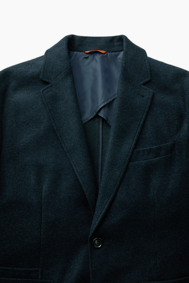 이탈리안 패브릭 네이비 울 재킷은 고급스러운 이태리 LANIFICIO ROMA 원단을 사용하여 제작되었습니다. 가을과 겨울에 적합하며, 베이직하면서도 클래식한 스타일을 연출합니다. 헤링본 패턴의 네이비 컬러로, 출근룩, 오피스룩, 비즈니스 캐주얼에 모두 잘 어울립니다. 부드러운 촉감의 레귤러핏 싱글버튼 재킷으로, 가슴 포켓, 하단 포켓, 싱글 벤트 디테일이 돋보입니다. 클래식과 미니멀 스타일을 선호하는 분들께 추천합니다.
