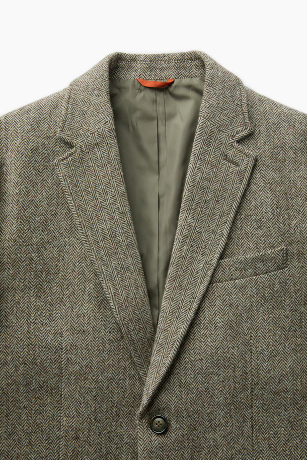 포르투갈 모르가도 원단을 사용하여 제작된 [Imported Fabric] 해링본 울 재킷입니다. 은은한 헤링본 패턴과 부드러운 촉감의 울 소재가 어우러져 고급스러운 분위기를 자아냅니다. 레귤러 핏과 싱글 버튼 디자인으로 클래식하고 미니멀한 스타일을 연출하며, 아웃 플랩 포켓과 싱글 벤트 디테일이 돋보입니다. 가을, 겨울철 출근룩, 비즈니스 캐주얼, 모임룩 등 다양한 TPO에 활용하기 좋습니다. 긴 소매 기장의 그레이 컬러 자켓으로, 어떤 옷에도 매치하기 용이하여 활용도가 높습니다.
