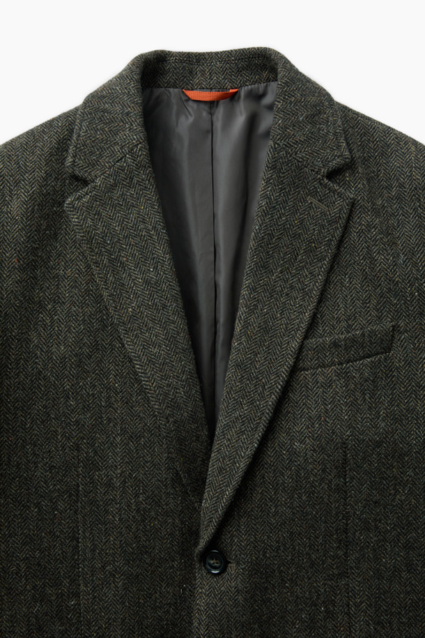 포르투갈 모르가도 원단을 사용하여 제작된 [Imported Fabric] 헤링본 울 재킷입니다. 클래식하고 미니멀한 스타일로, 오피스룩, 비즈니스 캐주얼, 모임룩 등 다양한 TPO에 활용하기 좋습니다. 부드러운 촉감의 울 소재와 레귤러핏으로 편안한 착용감을 선사하며, 가을과 겨울에 따뜻하게 입을 수 있습니다. 그린 컬러의 헤링본 패턴은 세련된 분위기를 연출하며, 아웃 플랩 포켓과 싱글 벤트 디테일로 디자인의 완성도를 높였습니다. 싱글 버튼 여밈 방식과 긴 소매 기장으로 깔끔한 실루엣을 강조합니다.
