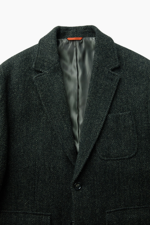 [Imported Fabric] 해리스 트위드 울 재킷은 가을과 겨울, 두 계절에 걸쳐 돋보이는 아우터입니다. 클래식과 모던 스타일을 아우르는 헤링본 패턴의 그린 컬러 블레이저로, 오피스룩, 비즈니스 캐주얼, 겨울 데일리룩에 모두 적합합니다. 두꺼운 울 소재에 릴랙스 핏으로 편안함을 더했으며, 싱글 버튼 여밈 방식과 패치 포켓 디테일이 특징입니다. 해리스 트위드 원단과 해리스 트위드 밀라벨을 사용하여 고급스러움을 더했고, 싱글 벤트 디자인으로 활동성을 높였습니다. 미니멀하고 시크한 스타일을 선호하는 고객에게 추천합니다.
