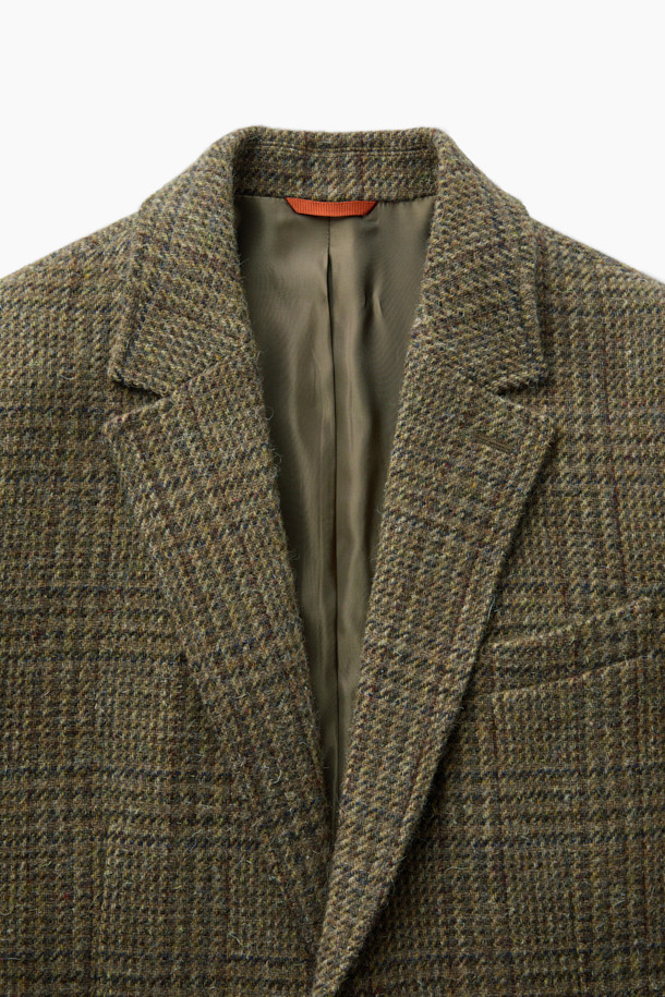 스코틀랜드 Lovat(로밧)사의 수입 원단으로 제작된 울 체크 재킷입니다. 브라운과 베이지 컬러의 조화가 돋보이는 클래식한 디자인으로, 가을과 겨울에 따뜻하고 세련된 스타일을 연출할 수 있습니다. 싱글 버튼, 릴랙스 핏, 아웃포켓 디테일이 특징이며, 오피스룩, 비즈니스 캐주얼, 모임룩 등 다양한 TPO에 활용 가능합니다. 두꺼운 울 소재로 제작되어 보온성이 뛰어나며, 미니멀한 스타일을 선호하는 분들께 추천합니다. 긴 소매 기장의 레귤러 기장 블레이저로, 싱글벤트 디테일이 편안함을 더합니다.
