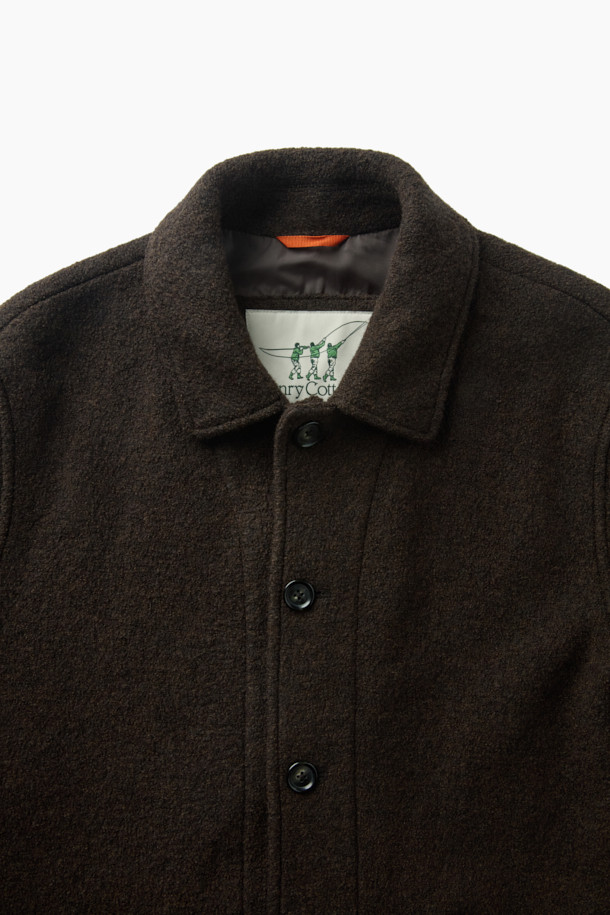 이탈리아 MTT사의 고급 울 원단을 사용하여 제작된 [Italian Fabric] 울 초어 재킷입니다. 부드러운 촉감의 보일드 울 소재로 제작되어 가을, 초겨울 시즌에 따뜻하게 착용할 수 있습니다. 캐주얼, 베이직 스타일의 무지 디자인으로, 출근룩이나 모임룩 등 다양한 TPO에 활용 가능합니다. 레귤러핏 싱글버튼 디자인에 아웃포켓 디테일을 더해 실용성을 높였으며, 소매 전체 안감 처리로 편안한 착용감을 선사합니다. 브라운, 다크브라운 두 가지 컬러로 만나보세요.
