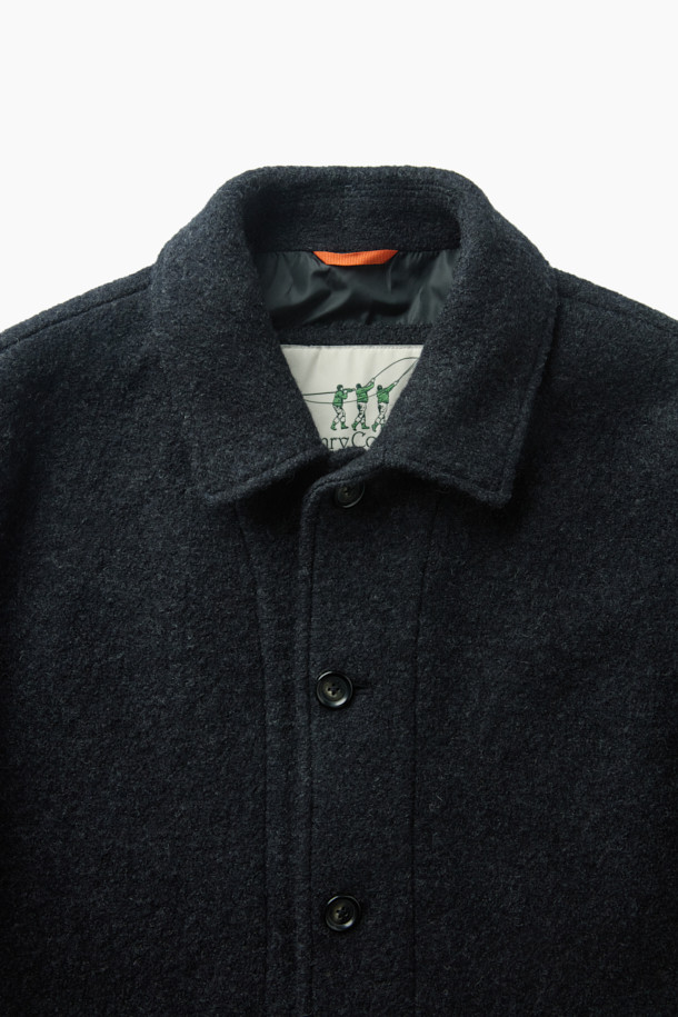 이태리 MTT사의 보일드 울 원단으로 제작된 울 초어 재킷입니다. 부드러운 촉감과 레귤러 핏으로 편안한 착용감을 선사하며, 사선 컷팅 아웃포켓과 반우라 몸판, 전체 소매 안감 디테일로 완성도를 높였습니다. 캐주얼, 베이직 스타일을 기반으로 하여 출근룩, 모임룩, 비즈니스 캐주얼 등 다양한 TPO에 활용 가능합니다. 가을, 초겨울 시즌에 적합하며, 미니멀하고 클래식한 스타일을 연출하기 좋습니다. 블랙 컬러의 무지 디자인으로 어떤 옷에도 쉽게 매치할 수 있습니다.
