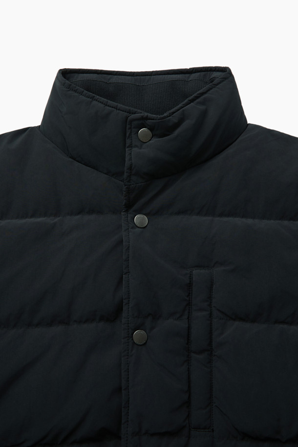 **트래블러 다운 재킷**은 일상과 여행에서 활용하기 좋은 겨울 아우터입니다. 블랙 컬러에 베이직하고 캐주얼한 스타일로, 어떤 옷에도 쉽게 매치할 수 있습니다. 부드러운 촉감의 나일론과 폴리에스터 혼방 소재로 제작되었으며, 두꺼운 두께감으로 뛰어난 보온성을 제공합니다. 구스다운 충전재와 니트 카라 배색, 레이어링이 가능한 디자인으로, 추운 날씨에도 따뜻하고 편안하게 착용할 수 있습니다. 레귤러핏으로 제작되어 활동성을 높였으며, 여행룩이나 캠핑룩, 캐주얼, 미니멀, 클래식 스타일을 즐기는 분들께 추천합니다.
