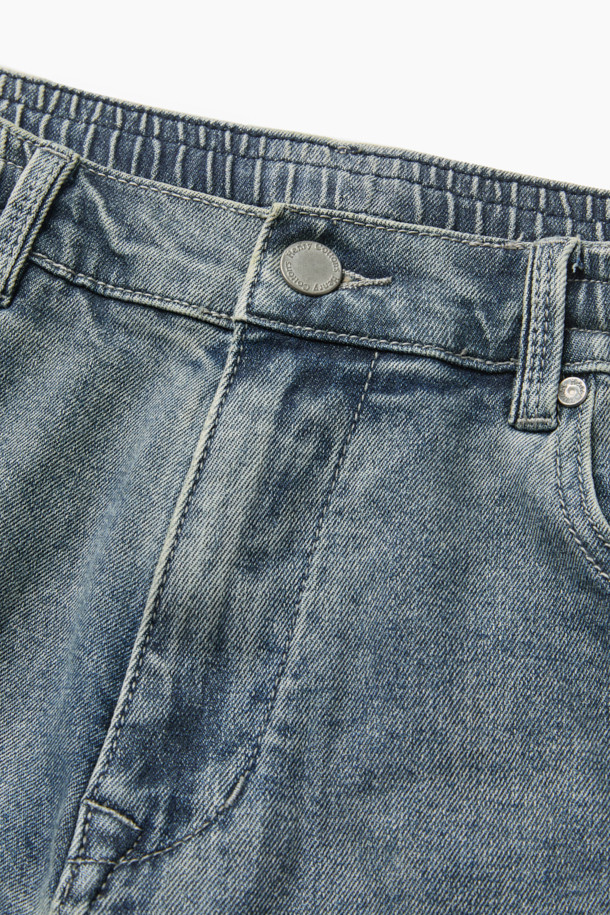 가을 테이퍼드 밴딩 데님은 캐주얼하고 미니멀한 스타일을 즐기는 분들을 위한 데님 팬츠입니다. 인디고 컬러의 워싱 데님 소재로 제작되어 가을의 분위기를 더하며, 일상생활과 가을 나들이에 적합합니다. 5포켓 디자인에 켄톤과 리벳 디테일이 더해져 포인트를 주며, 허리 스트링 밴딩으로 편안한 착용감을 선사합니다. 신축성 있는 소재와 테이퍼드핏으로 활동성을 높였으며, 다양한 상의와 매치하여 캐주얼하고 클래식한 스타일을 연출할 수 있습니다.
