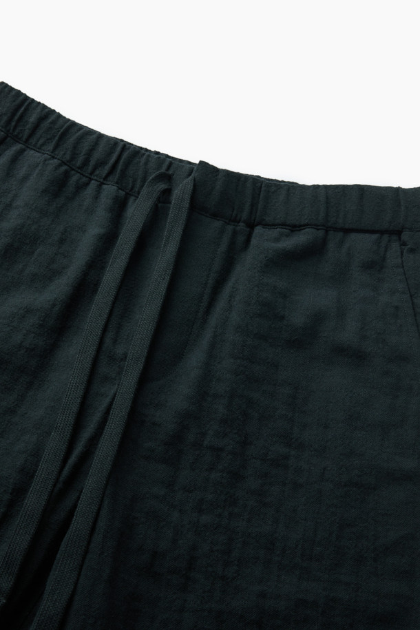 이태리 까베르니(Caverni) 원단을 사용하여 제작된 [Italian Fabric] 울 써커 크리즈 셋업 팬츠입니다. 가을 시즌에 어울리는 블랙 컬러의 릴랙스핏 팬츠로, 캐주얼 및 미니멀 스타일을 즐기는 분들께 추천합니다. 허리 밴딩과 드로우스트링 디테일로 편안한 착용감을 제공하며, 웰트 포켓 디자인으로 실용성을 더했습니다. 통기성과 보온성을 갖춘 울 소재로 제작되어, 출근룩 또는 비즈니스 캐주얼룩으로 활용하기 좋습니다. 일자핏으로 떨어지는 깔끔한 실루엣과 크리즈 디테일이 돋보이는 제품입니다.
