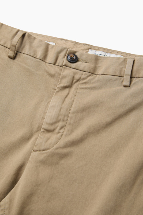 아티보(Attivo) 다잉 팬츠는 가을, 초겨울에 어울리는 캐주얼 스타일의 다잉 팬츠입니다. 면, 레이온, 폴리에스터 혼방 소재로 제작되어 부드러운 촉감을 선사하며, 허리 사이드 밴딩(약 3cm 여유)으로 편안한 착용감을 제공합니다. 가먼트 다잉 처리로 은은한 멋을 더하고, 베이지 컬러의 무지 디자인으로 다양한 상의와 매치하기 용이합니다. 일자핏과 레귤러핏으로 제작되어 유행을 타지 않으며, 사이드 포켓과 백 포켓으로 실용성까지 갖춘 데일리 팬츠입니다. 가을 나들이룩, 겨울 데일리룩 등 다채로운 TPO에 활용하여 캐주얼, 미니멀, 클래식한 스타일을 연출해보세요.
