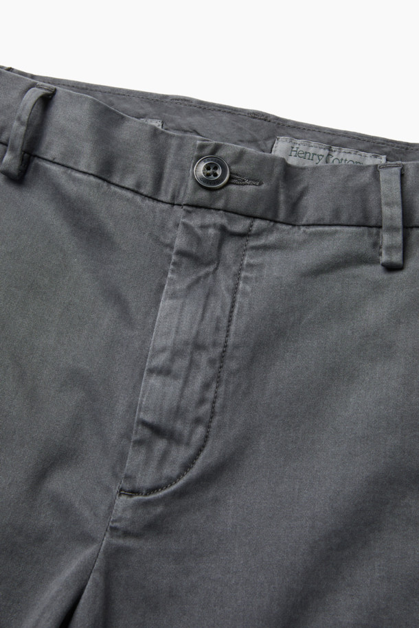 아티보(Attivo) 다잉 팬츠는 가을, 초겨울에 어울리는 캐주얼 스타일의 긴 바지입니다. 부드러운 촉감의 면, 레이온, 폴리에스터 혼방 소재로 제작되었으며, 무지 패턴의 일자핏, 스트레이트 핏 디자인입니다. 허리 사이드 밴딩 처리로 편안한 착용감을 선사하며, 가먼트 다잉(garment dyeing) 기법으로 은은한 멋을 더했습니다. 그레이 컬러로 다양한 상의와 매치하기 용이하며, 사이드 포켓과 백 포켓으로 실용성을 높였습니다. 가을 나들이룩, 겨울 데일리룩 등 폭넓게 활용 가능한 미니멀, 클래식 스타일의 팬츠입니다.
