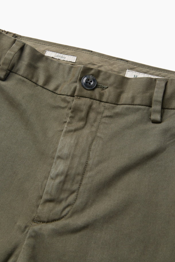 아티보(Attivo) 다잉 팬츠는 남성용 다잉 팬츠로, 캐주얼하고 미니멀한 스타일을 연출합니다. 가을과 초겨울에 적합하며, 일상 및 캐주얼 룩에 활용하기 좋습니다. 카키와 올리브 두 가지 색상으로 제공되며, 면, 레이온, 폴리에스터 혼방 소재로 제작되어 부드러운 촉감을 선사합니다. 허리 사이드 밴딩 처리와 사이드 및 백 포켓 디테일이 특징이며, 일자핏과 레귤러핏으로 편안한 착용감을 제공합니다. 가먼트 다잉 처리로 자연스러운 색감과 빈티지한 느낌을 살린, 출근룩과 모임룩에 모두 어울리는 아이템입니다.
