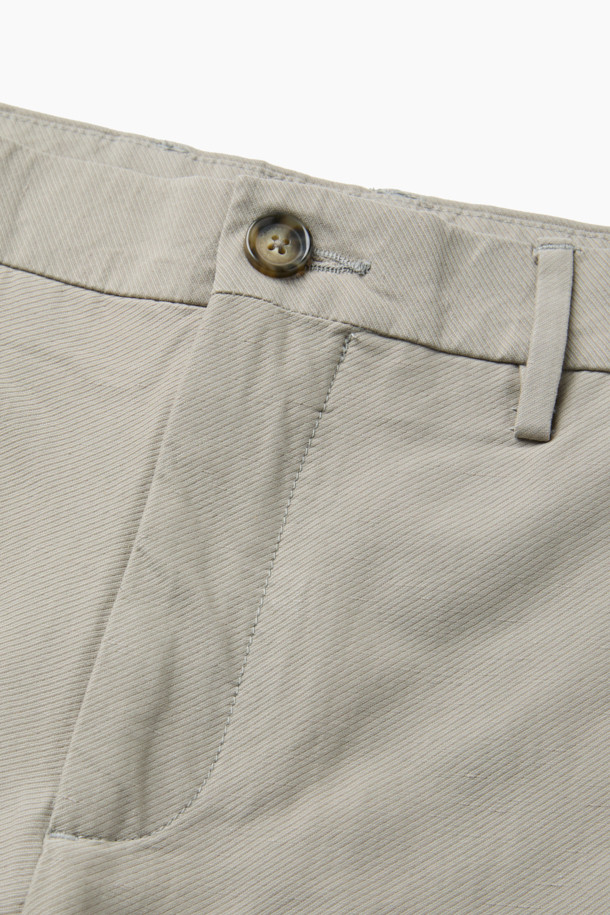 베이직하고 클래식한 디자인의 린넨 혼방 스트레치 팬츠입니다. 가을, 초겨울에 적합하며, 일상, 출근룩, 비즈니스 캐주얼, 가을 나들이룩 등 다양한 TPO에 활용하기 좋습니다. 면, 린넨, 나일론, 스판덱스 혼방 소재로 제작되어 통기성이 뛰어나고 신축성이 있어 편안한 착용감을 선사합니다. 이탈리안핏 일자/슬림핏으로 세련된 실루엣을 연출하며, 양쪽 사이드 포켓과 뒷 포켓, 헨리코튼 라벨로 디자인 디테일을 더했습니다. 클래식, 미니멀, 캐주얼 스타일을 즐겨 입는 분들께 추천합니다.
