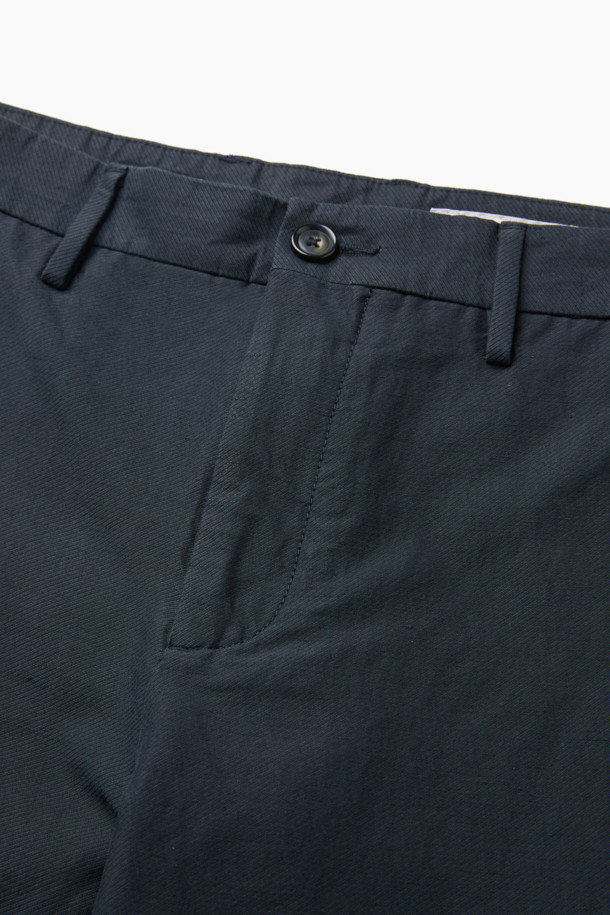 네이비 컬러의 린넨 혼방 스트레치 팬츠입니다. 가을, 초겨울에 어울리는 클래식하고 베이직한 스타일의 긴 바지로, 일상 및 출근룩, 비즈니스 캐주얼에 활용하기 좋습니다. 린넨, 면, 나일론, 스판덱스 혼방 소재로 제작되어 편안한 착용감을 제공합니다. 이탈리안핏 일자핏으로 떨어지는 핏이 특징이며, 양 사이드 포켓과 뒷 포켓, 헨리코튼 라벨로 디자인의 완성도를 높였습니다. 미니멀하고 캐주얼한 스타일을 연출하기에 좋습니다.
