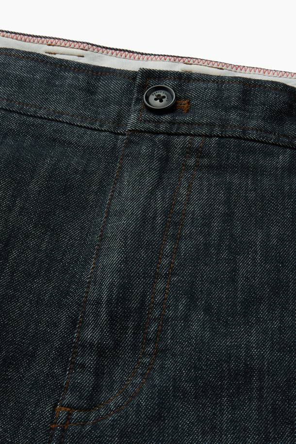 이태리 올림피아스 원단을 사용하여 제작된 데님 라이크 스트레이트 팬츠입니다. 네이비 색상으로, 일상과 비즈니스 캐주얼룩에 모두 활용 가능합니다. 부드러운 촉감과 베이직, 캐주얼, 미니멀, 클래식 스타일을 아우르는 디자인이 특징입니다. 배색 스티치 디테일과 양 사이드 포켓, 뒷면 플랩 포켓으로 실용성을 더했으며, 이염이 적어 관리가 용이합니다. 스트레이트 핏으로 제작되어 편안한 착용감을 선사합니다.
