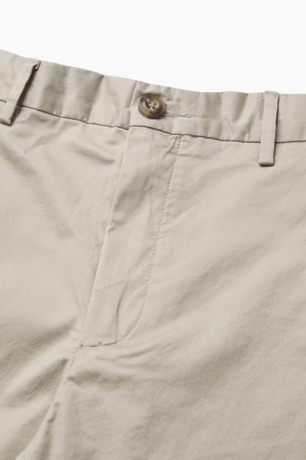 가을 테이퍼드 아티보 팬츠는 부드러운 면, 레이온, 스판 혼방 소재로 제작되어 편안한 착용감을 선사합니다. 릴랙스핏 테이퍼드 핏으로 캐주얼하고 베이직한 스타일을 연출하며, 가을, 초겨울에 활용하기 좋습니다. 양쪽 사이드 포켓과 뒷 포켓, 헨리코튼 라벨 디테일로 실용성을 더했습니다. 일상생활은 물론 가을 나들이룩, 겨울 데일리룩에도 잘 어울리는 아이템입니다. 사이드 밴딩 처리로 편안한 활동성을 보장합니다.
