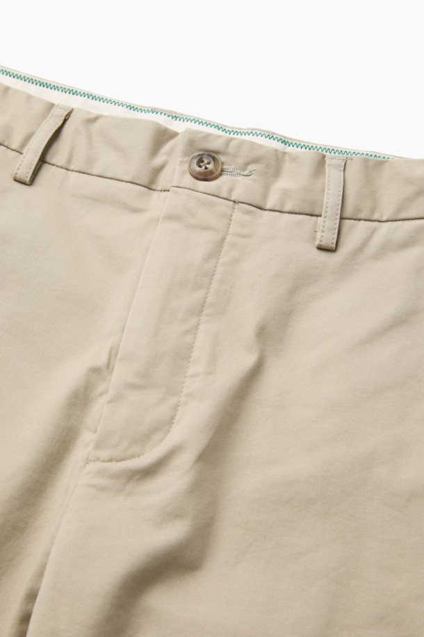 가을 스트레이트 치노 팬츠는 베이직한 스타일의 남성용 바지입니다. 면과 스판덱스 혼방 소재로 제작되어 부드러운 촉감과 편안한 착용감을 선사합니다. 헨리코튼 라벨이 부착되어 있으며, 양 사이드 포켓과 뒷 포켓으로 실용성을 더했습니다. 출근룩과 비즈니스 캐주얼에 적합하며, 클래식, 미니멀, 캐주얼 스타일을 모두 소화할 수 있는 활용도 높은 아이템입니다. 가을, 초겨울 시즌에 긴 바지로 따뜻하게 착용할 수 있습니다.
