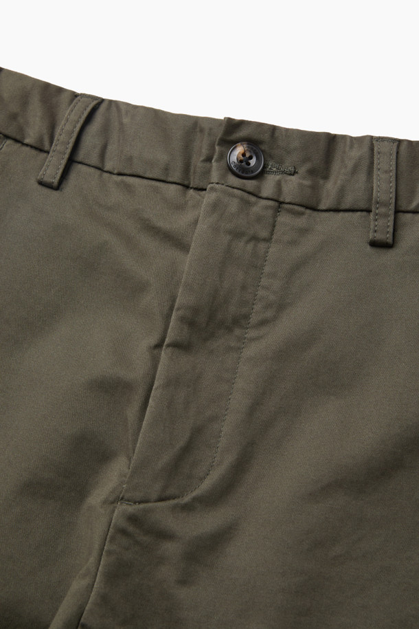 가을 스트레이트 치노 팬츠는 베이직한 스타일의 남녀 공용 치노팬츠입니다. 면과 스판덱스 혼방 소재로 제작되어 부드러운 촉감과 편안한 착용감을 제공하며, 가을과 초겨울에 적합한 중간 두께감입니다. 카키와 올리브 두 가지 색상으로 출시되었으며, 헨리코튼 라벨이 부착되어 있습니다. 일상복은 물론, 출근룩이나 비즈니스 캐주얼에도 잘 어울리는 클래식하고 미니멀한 디자인으로, 다양한 스타일 연출이 가능합니다. 양쪽 사이드 포켓과 뒷 포켓 디테일로 실용성을 더했습니다.
