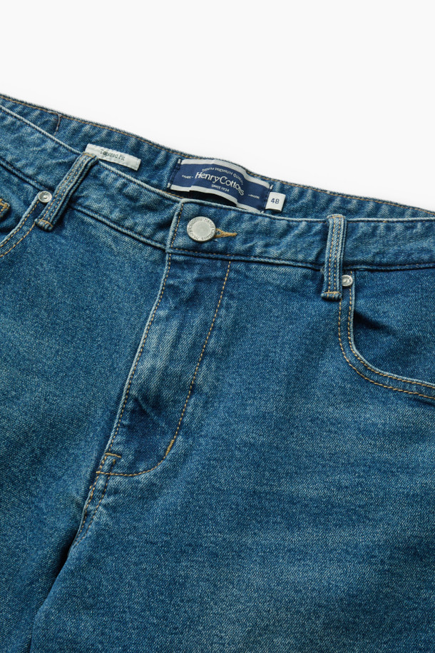 가을 테이퍼드 데님은 캐주얼하고 클래식, 미니멀한 스타일을 즐기는 분들을 위한 데님 팬츠입니다. 인디고 컬러의 워싱 데님 소재로 제작되었으며, 일상생활에서 편안하게 착용하기 좋습니다. 허벅지 부분은 여유 있고 밑단으로 갈수록 좁아지는 테이퍼드핏으로, 다리가 길어 보이는 효과를 줍니다. 5포켓 디자인과 켄톤, 리벳 디테일이 돋보이며, 데이트룩이나 출근룩에 모두 잘 어울립니다. 가을 시즌에 어울리는 두께감으로 제작되어 지금 바로 만나보세요.
