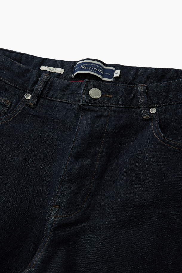 짙은 생지 컬러의 생지 테이퍼드 데님 팬츠입니다. 일상생활은 물론, 출근룩과 데이트룩에도 잘 어울리는 캐주얼 스타일의 아이템입니다. 허벅지 부분은 여유 있고, 다리 아래로 갈수록 좁아지는 테이퍼드 핏으로 편안하면서도 세련된 실루엣을 연출합니다. 5포켓 디자인과 켄톤, 리벳 디테일로 포인트를 더했으며, 면과 스판 소재 혼방으로 제작되어 뛰어난 신축성을 자랑합니다. 가을 시즌에 활용하기 좋은, 미니멀하고 클래식한 매력의 데님 팬츠입니다.
