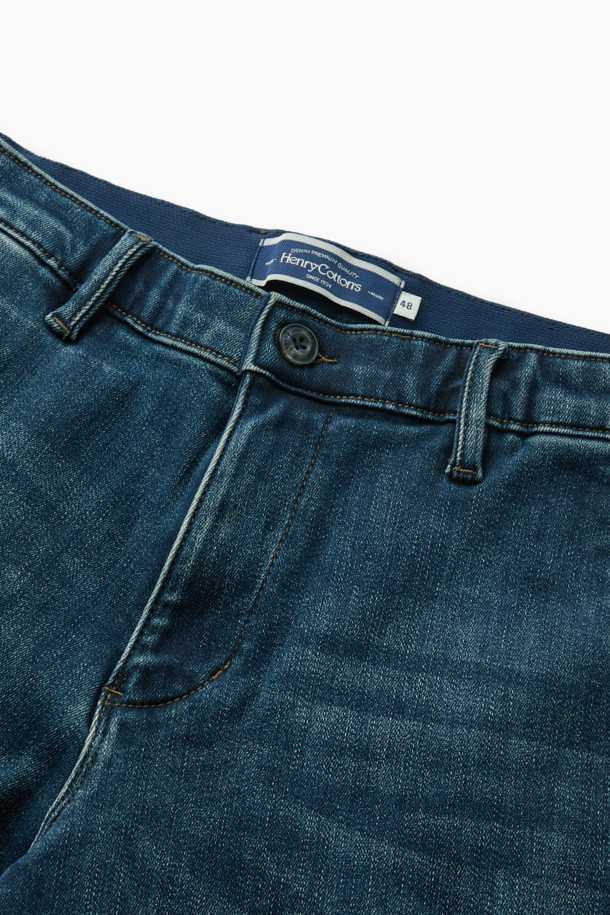 **본딩 데님**

쌀쌀한 겨울 날씨에도 따뜻하게 착용할 수 있는 네이비 컬러의 본딩 데님입니다. 캐주얼 및 베이직 스타일을 선호하는 고객에게 적합하며, 출근룩과 데이트룩에 모두 활용할 수 있습니다. 겉감은 데님 소재, 안감은 기모로 제작되어 보온성을 높였습니다. 신축성 있는 면혼방 소재와 이탈리안 핏, 그리고 뒷밴딩 디테일로 편안한 착용감을 선사합니다. 브랜드 로고가 새겨진 금속 캔톤 여밈으로 포인트를 더했습니다.
