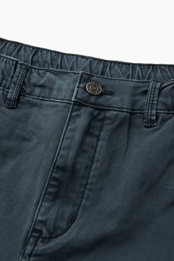 네이비 컬러의 다잉 테이퍼드 데님 팬츠입니다. 부드러운 면 소재로 제작되어 편안한 착용감을 제공하며, 가먼트 다잉 가공으로 은은한 색감과 자연스러운 워싱 디테일을 더했습니다. 허리 부분은 밴딩과 스트링으로 조절 가능하며, 사이드 및 백 포켓 디테일로 실용성을 높였습니다. 넉넉하게 떨어지는 테이퍼드 핏으로 캐주얼, 미니멀, 클래식 등 다양한 스타일을 연출할 수 있어 산책룩, 캠핑룩 등 활동적인 날에도 적합합니다. 가을 시즌에 활용하기 좋은 데님 팬츠입니다.
