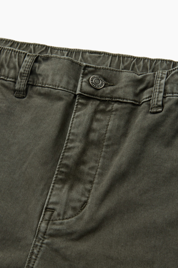 가먼트 다잉 기법으로 제작된 다잉 테이퍼드 컬러 데님입니다. 부드러운 면 소재와 데님 소재의 조화로 편안한 착용감을 선사하며, 캐주얼, 미니멀, 시티보이 스타일을 연출하기 좋습니다. 허리 전체 밴딩과 스트링 조절로 편안하게 착용 가능하며, 신축성 있는 소재로 활동성을 높였습니다. 넉넉한 사이드 포켓과 백 포켓으로 실용성을 더했으며, 산책룩이나 캠핑룩에 활용하기 좋은 아이템입니다. 카키와 올리브 두 가지 컬러로 만나보세요.
