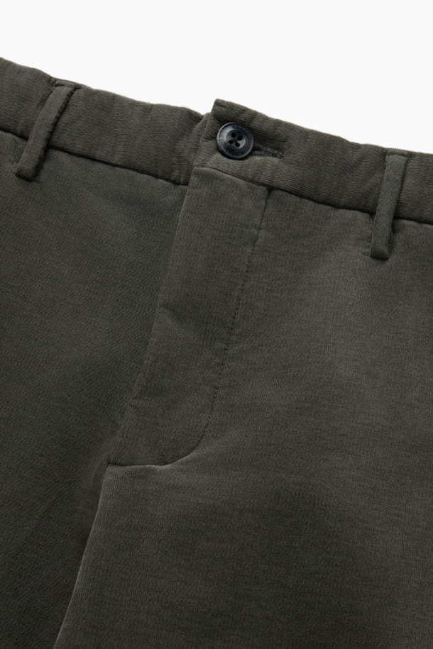 부드러운 코듀로이 소재와 기모 안감으로 따뜻함을 더한 코듀로이 기모 팬츠입니다. 일상생활에서 편안하게 착용하기 좋으며, 베이직한 디자인으로 다양한 상의와 쉽게 매치할 수 있습니다. 내추럴 컬러와 일자핏의 레귤러핏으로 제작되어 어떤 스타일에도 잘 어울립니다. 양 사이드 포켓과 뒷 포켓, 헨리코튼 라벨 디테일이 돋보이며, Italian Fit으로 세련된 핏을 선사합니다. 겨울철 데일리룩, 산책룩, 집콕룩 등 다방면으로 활용 가능한 아이템입니다.
