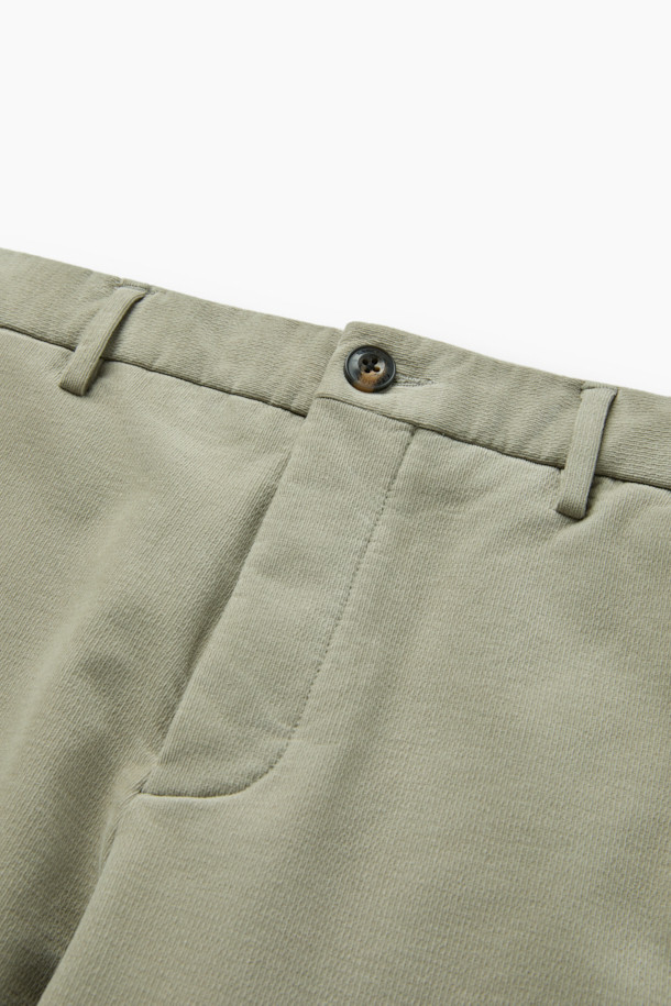 따뜻하고 포근한 겨울을 위한 코듀로이 기모 아티보(Attivo) 팬츠입니다. 부드러운 촉감의 면, 스판, 코듀로이 혼방 소재로 제작되어 편안한 착용감을 선사합니다. 베이직한 디자인에 일자핏으로 어떤 스타일에도 잘 어울리며, 출근룩이나 모임룩 등 다양한 TPO에 활용할 수 있습니다. 안감 기모 처리로 보온성을 높였으며, 양 사이드 포켓과 뒷 포켓, 헨리코튼 라벨 디테일로 실용성을 더했습니다. 클래식, 미니멀, 캐주얼 등 폭넓은 스타일을 소화하는 데일리 팬츠를 만나보세요.
