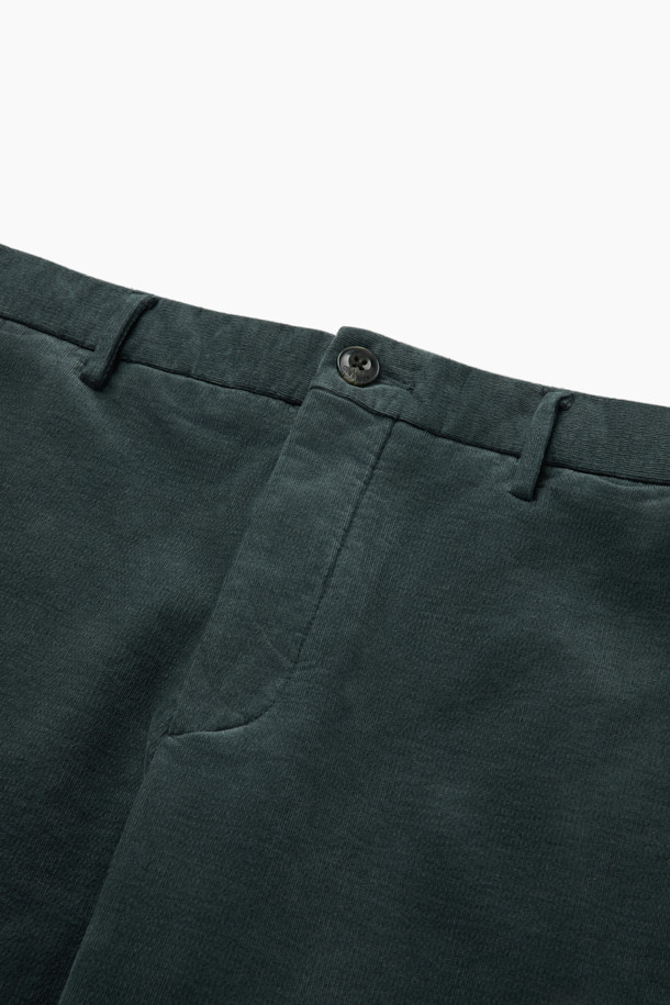 따뜻하고 포근한 겨울을 위한 코듀로이 기모 아티보(Attivo) 팬츠입니다. 부드러운 촉감의 코듀로이 소재에 면, 스판을 혼방하여 편안한 착용감을 선사하며, 안감 기모 처리로 보온성을 높였습니다. 베이직한 디자인에 일자핏으로 어떤 스타일에도 잘 어울리며, 양쪽 사이드 포켓과 뒷 포켓, 헨리코튼 라벨 디테일로 실용성을 더했습니다. 사이드 밴딩으로 편안하게 착용 가능하며, 출근룩, 모임룩 등 다양한 TPO에 활용할 수 있습니다. 클래식, 미니멀, 캐주얼 스타일을 즐겨 입는 분들께 추천합니다.
