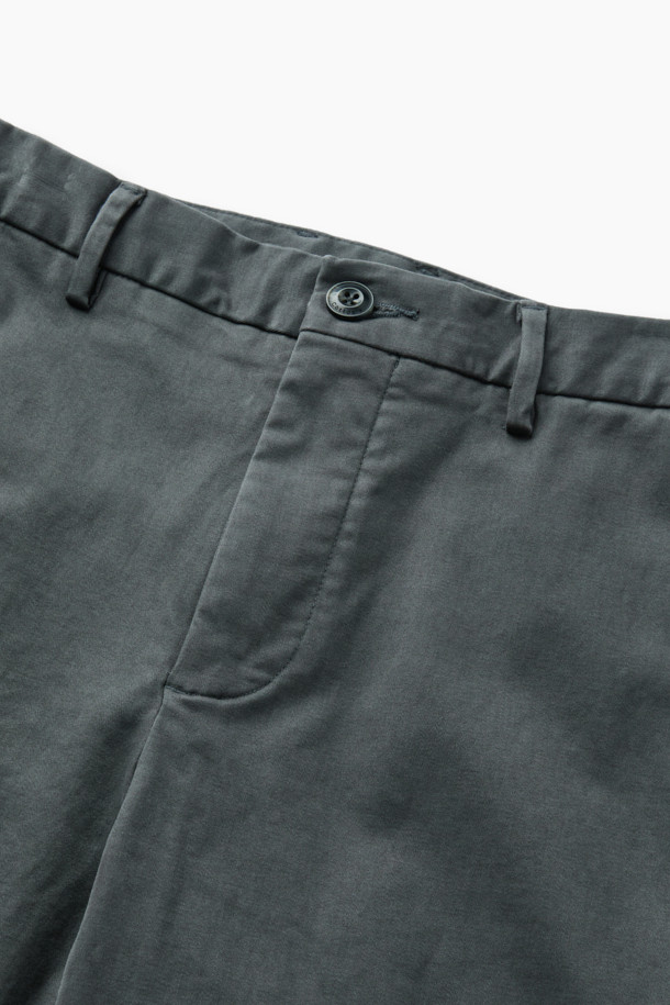 아티보(Attivo) 솔리드 팬츠는 남성을 위한 베이직하고 캐주얼한 스타일의 솔리드 팬츠입니다. 그레이 컬러의 면 및 스판덱스 혼방 소재로 제작되어 부드러운 촉감을 선사하며, 가을과 겨울에 착용하기 좋습니다. 일자핏의 레귤러핏으로 편안한 착용감을 제공하며, 사이드 밴딩 디테일이 특징입니다. 출근룩과 비즈니스 캐주얼, 캐주얼, 클래식, 미니멀 스타일을 모두 소화할 수 있는 다용도 아이템입니다. 양 사이드 포켓과 뒷 포켓 디테일, 은은한 광택의 사틴 소재로 고급스러움을 더했습니다.
