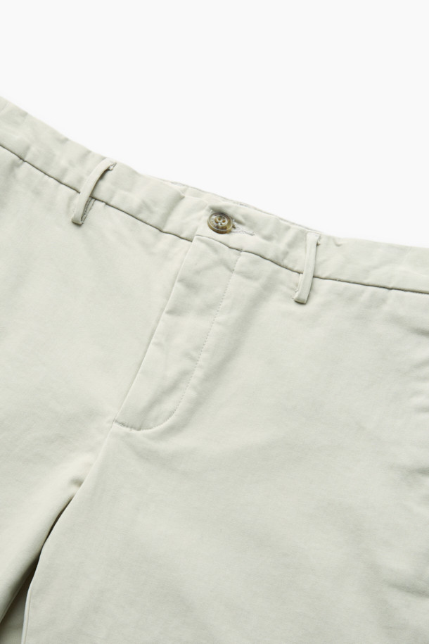 아티보(Attivo) 솔리드 팬츠는 남성용 바지로, 가을과 겨울에 착용하기 좋은 긴 기장의 일자핏 바지입니다. 베이지 색상에 면과 스판 소재 혼방으로 제작되어 부드러운 촉감을 선사합니다. 캐주얼하고 베이직한 스타일로, 출근룩이나 비즈니스 캐주얼에 활용하기 좋습니다. 양 사이드 포켓과 뒷 포켓, 그리고 사틴 소재 디테일이 특징이며, 사이드 밴딩 처리로 편안한 착용감을 제공합니다. 미니멀하고 클래식한 스타일을 선호하는 분들께 추천합니다.
