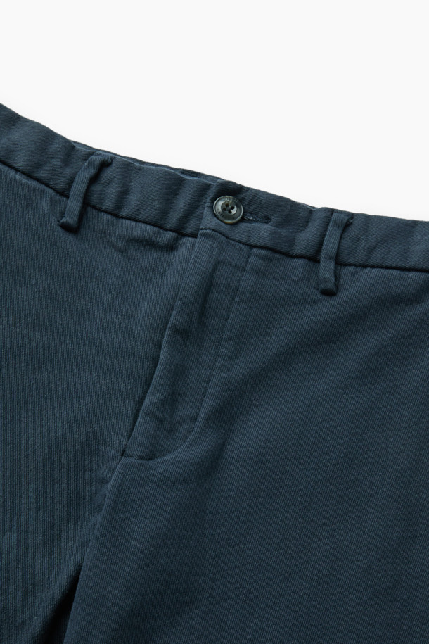 트윌 아티보(Attivo) 팬츠는 가을, 겨울에 어울리는 네이비 컬러의 베이직 스타일 트윌 팬츠입니다. 면과 스판덱스 혼방 소재로 제작되어 부드러운 촉감과 편안한 착용감을 선사하며, 일자핏 레귤러핏으로 자연스러운 실루엣을 연출합니다. 허리 사이드 밴딩 처리로 활동성을 높였으며, 양쪽 사이드 포켓과 뒷 포켓 디테일로 실용성을 더했습니다. 출근룩, 겨울 데일리룩, 비즈니스 캐주얼 등 다양한 TPO에 활용 가능하며, 클래식, 미니멀, 캐주얼 스타일을 즐겨 입는 분들께 추천합니다.
