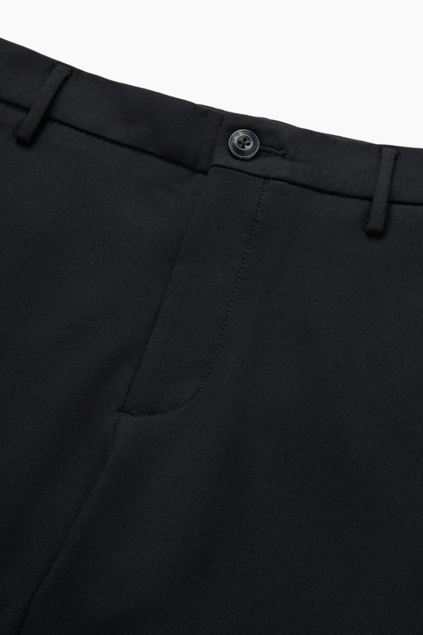 아티보(Attivo) 블랙 슬랙스는 남성 고객을 위해 디자인된 사계절용 슬림핏 슬랙스입니다. 베이직하고 클래식한 스타일로, 오피스룩, 비즈니스 캐주얼, 출근룩 등 다양한 TPO에 활용하기 좋습니다. 폴리에스테르 소재로 제작되어 보통 두께감과 촉감을 제공하며, 무지 패턴의 긴 기장으로 깔끔한 핏을 연출합니다. 밴딩이 없어 더욱 단정하고 미니멀한 스타일을 완성합니다. 어떤 상의와도 쉽게 매치하여 클래식하고 세련된 스타일을 연출할 수 있습니다.
