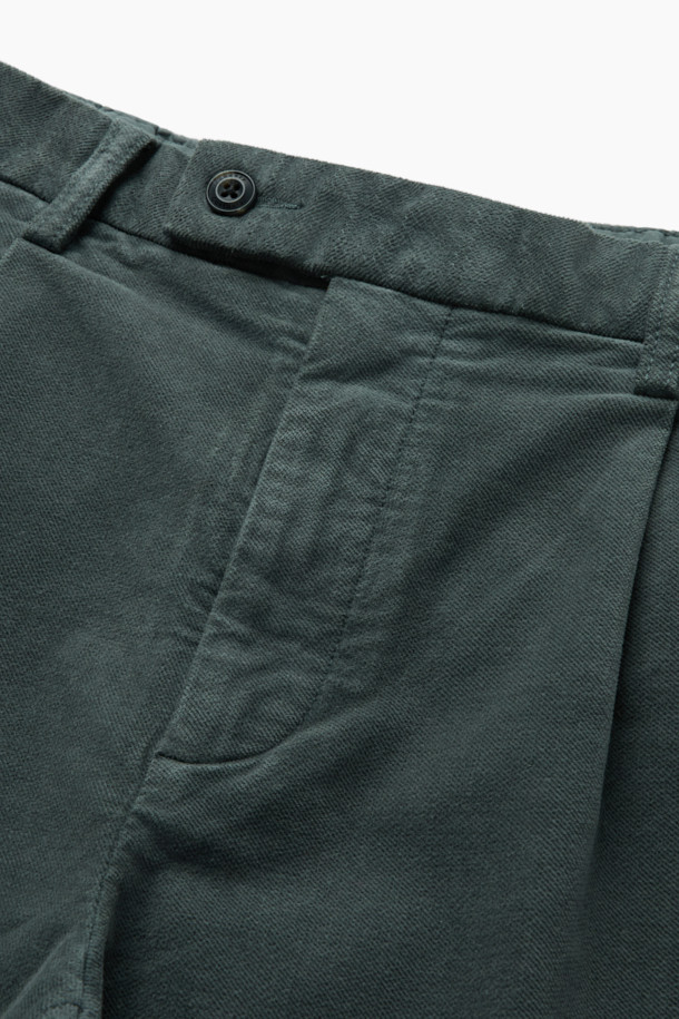 몰스킨 다잉 테이퍼드 팬츠는 가을, 겨울 시즌에 어울리는 남성용 바지입니다. 부드러운 면과 스판덱스 혼방 소재로 제작되어 편안한 착용감을 선사하며, 여유 있는 핏으로 활동성을 높였습니다. 가먼트 다잉 처리된 그린 컬러에 무지 디자인이 돋보이며, 원턱 디테일과 테이퍼드 핏이 클래식하고 미니멀한 스타일을 연출합니다. 양 사이드 포켓, 뒷포켓, 헨리코튼 라벨로 실용성을 더했으며, 출근룩, 비즈니스 캐주얼은 물론 캐주얼 스타일까지 소화 가능한 활용도 높은 아이템입니다.
