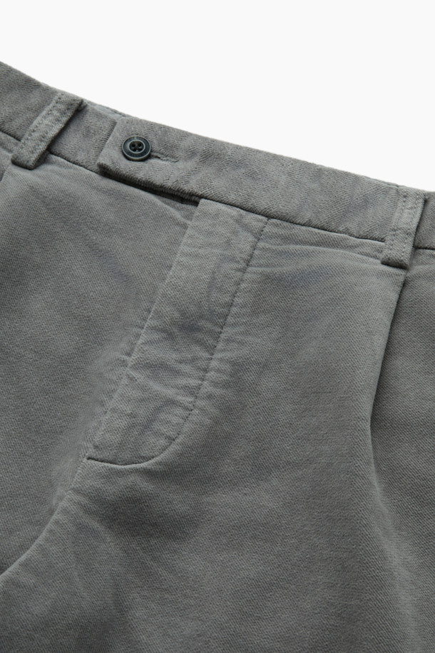 몰스킨 다잉 테이퍼드 팬츠는 가을, 겨울 시즌에 어울리는 남성용 바지입니다. 부드러운 촉감의 면과 스판덱스 혼방 소재로 제작되어 편안한 착용감을 선사하며, 두께감 있는 원단으로 보온성을 높였습니다. 가먼트 다잉 처리로 자연스러운 색감과 빈티지한 느낌을 살렸으며, 베이직하고 캐주얼한 스타일에 핏한 디자인입니다. 원턱 디자인과 테이퍼드 핏으로 다리가 길어 보이는 효과를 주며, 출근룩이나 비즈니스 캐주얼, 캐주얼, 클래식, 미니멀 스타일 연출에 적합합니다. 헨리코튼 라벨과 양쪽 사이드 포켓, 뒷 포켓 디테일로 실용성을 더했습니다.
