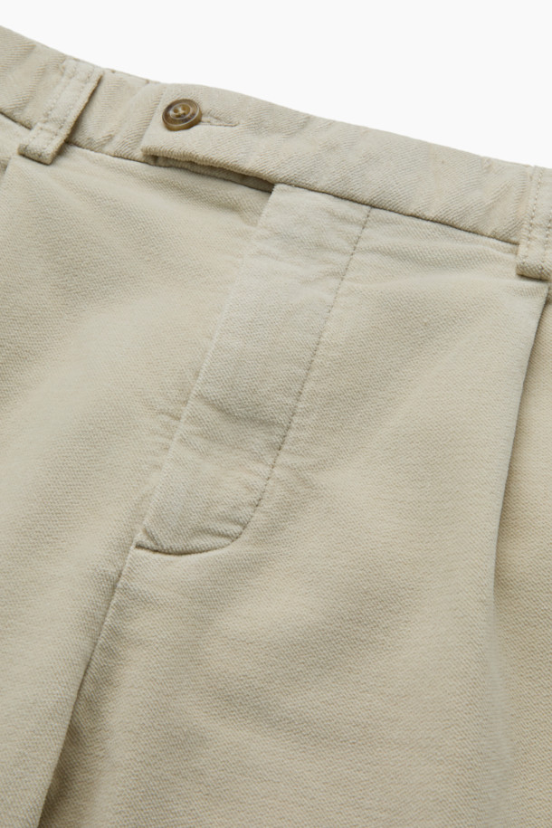 매끄러운 촉감과 따뜻한 착용감을 선사하는 몰스킨 다잉 테이퍼드 팬츠입니다. 가먼트 다잉 처리로 은은한 색감과 자연스러운 멋을 더했으며, 면과 스판덱스 혼방 소재로 편안한 활동성을 제공합니다. 여유 있는 핏과 원턱 디자인으로 세련된 실루엣을 연출하며, 양쪽 사이드 포켓과 뒷 포켓으로 실용성을 높였습니다. 가을, 겨울 시즌 출근룩, 비즈니스 캐주얼, 캐주얼, 클래식, 미니멀 스타일 모두 소화 가능한 베이직 아이템으로 헨리코튼 라벨이 부착되어 있습니다.
