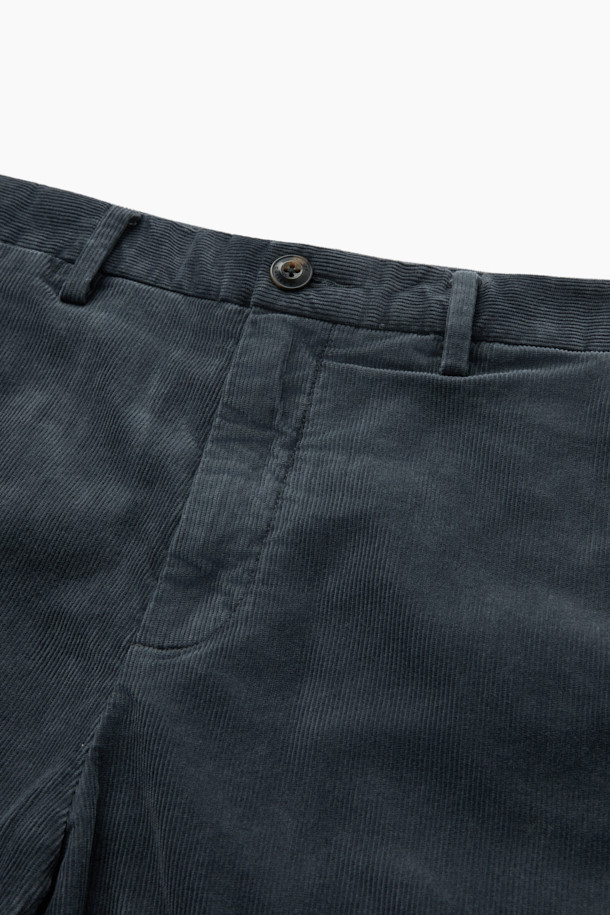 부드러운 코듀로이 소재로 제작되어 편안한 착용감을 선사하는 '코듀로이 다잉 테이퍼드 팬츠'입니다. 가먼트 다잉 기법을 적용하여 은은한 네이비 컬러를 연출하며, 캐주얼 및 클래식 스타일을 모두 소화할 수 있습니다. 쌀쌀한 가을, 겨울철에 따뜻하게 입을 수 있으며, 출근룩이나 모임룩으로 활용하기 좋습니다. 양 사이드 포켓과 뒷 포켓 디테일은 실용성을 더하고, 헨리코튼 라벨로 포인트를 주었습니다. 테이퍼드 핏으로 다리가 길어 보이는 효과를 줍니다.
