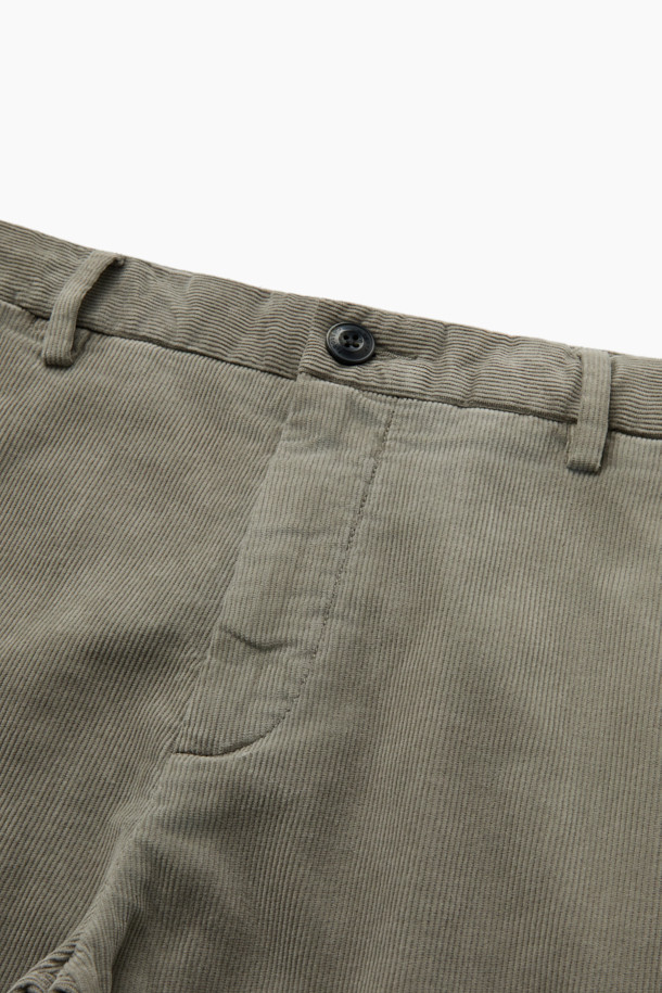 부드러운 코듀로이 소재로 제작되어 편안한 착용감을 선사하는 코듀로이 다잉 테이퍼드 팬츠입니다. 가을, 겨울 시즌에 어울리는 긴 기장감과 베이직한 디자인으로, 캐주얼하고 미니멀한 스타일을 연출하기 좋습니다. 카키, 올리브 두 가지 색상으로 출시되어, 출근룩이나 데이트룩 등 다양한 TPO에 활용 가능합니다. 가먼트다잉 공법으로 은은한 색감과 포켓 디자인이 특징이며, 면, 스판 혼방으로 제작되어 활동성을 높였습니다. 테이퍼드 핏으로 다리 라인을 슬림하게 잡아주어 세련된 핏을 완성합니다.
