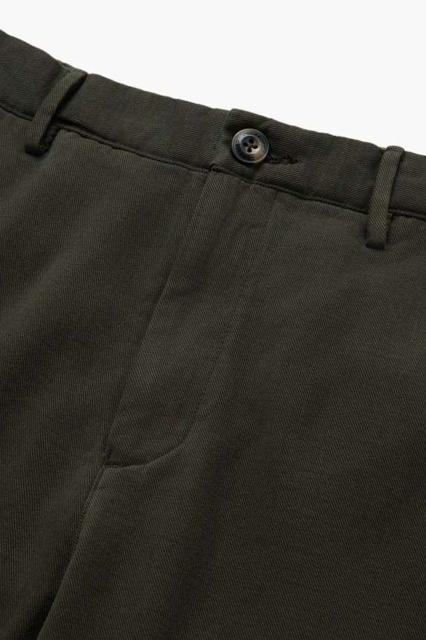 이탈리안 패브릭 캐시미어 블렌디드 다잉 팬츠는 가을, 겨울 시즌에 어울리는 캐주얼 스타일의 테이퍼드핏 긴바지입니다. 이태리 Sondrio사의 고급 원단을 사용하여 부드러운 촉감을 자랑하며, 캐시미어와 면 혼방으로 제작되어 편안한 착용감을 선사합니다. 가먼트 다잉 처리로 은은한 컬러감을 더했으며, 카키 색상으로 다양한 상의와 매치하기 용이합니다. 양 사이드 포켓과 뒷 포켓 디테일로 실용성을 높였으며, 가을 나들이룩 또는 겨울 데일리룩으로 활용하기 좋습니다.
