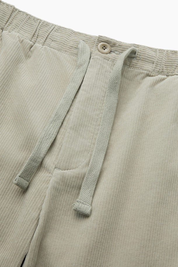 부드러운 코듀로이 소재로 제작되어 편안한 착용감을 선사하는 코듀로이 스트링 팬츠입니다. 일상생활에서 활용하기 좋은 릴랙스핏 디자인으로, 캐주얼하고 미니멀한 스타일을 연출합니다. 허리 드로우스트링으로 허리 사이즈를 조절할 수 있으며, 양 사이드 포켓과 뒷포켓으로 실용성을 더했습니다. 가을과 겨울에 따뜻하게 착용할 수 있으며, 베이지 색상으로 다양한 상의와 매치하기 용이합니다. 출근룩과 캠핑룩 등, TPO에 맞게 폭넓게 활용할 수 있습니다.
