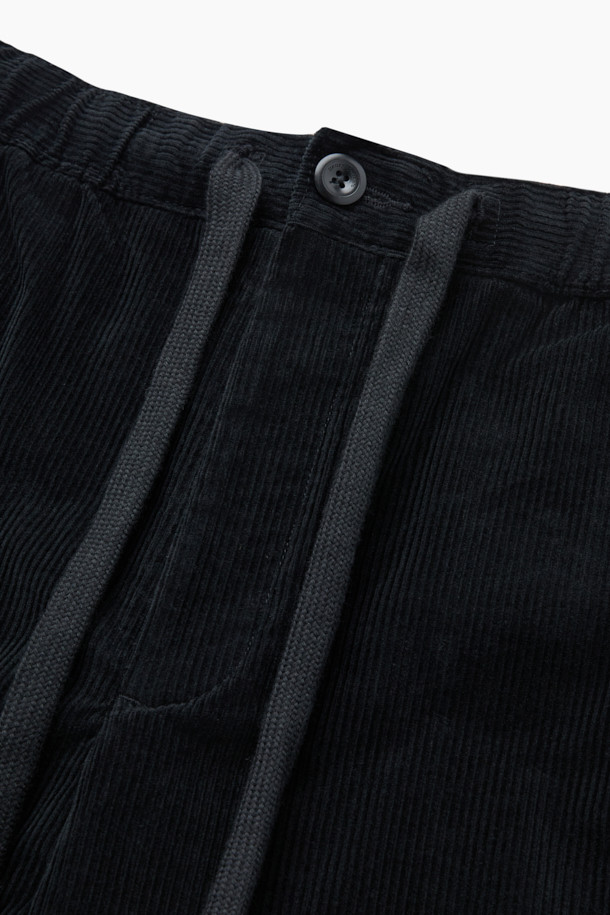 부드러운 코듀로이 소재로 제작되어 포근한 착용감을 선사하는 코듀로이 스트링 팬츠입니다. 허리 드로우스트링으로 편안한 착용감과 핏 조절이 가능하며, 양 사이드 포켓과 뒷 포켓으로 실용성을 더했습니다. 캐주얼, 미니멀, 클래식 스타일을 모두 아우르는 디자인으로, 출근룩이나 캠핑룩 등 다양한 TPO에 활용하기 좋습니다. 가을, 겨울 시즌에 안성맞춤이며, 릴랙스핏으로 편안하게 활동할 수 있습니다. 무지 디자인의 블랙 컬러로 어떤 상의와도 쉽게 매치하여 스타일리시한 룩을 연출해보세요.
