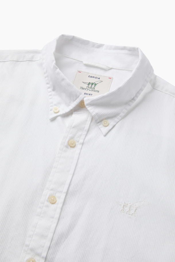 가을 잔조직 셔츠는 베이직한 스타일의 면 셔츠입니다. 화이트 컬러의 레귤러핏으로, 출근룩, 비즈니스 캐주얼, 오피스룩 등 다양한 TPO에 적합합니다. 긴 소매와 버튼다운 네크라인 디자인이 특징이며, 가슴 부분의 로고 자수 디테일이 돋보입니다. 은은한 조직감과 뒷면 요크 주름으로 세련된 실루엣을 연출하며, 클래식, 미니멀, 캐주얼 스타일을 모두 소화할 수 있습니다.
