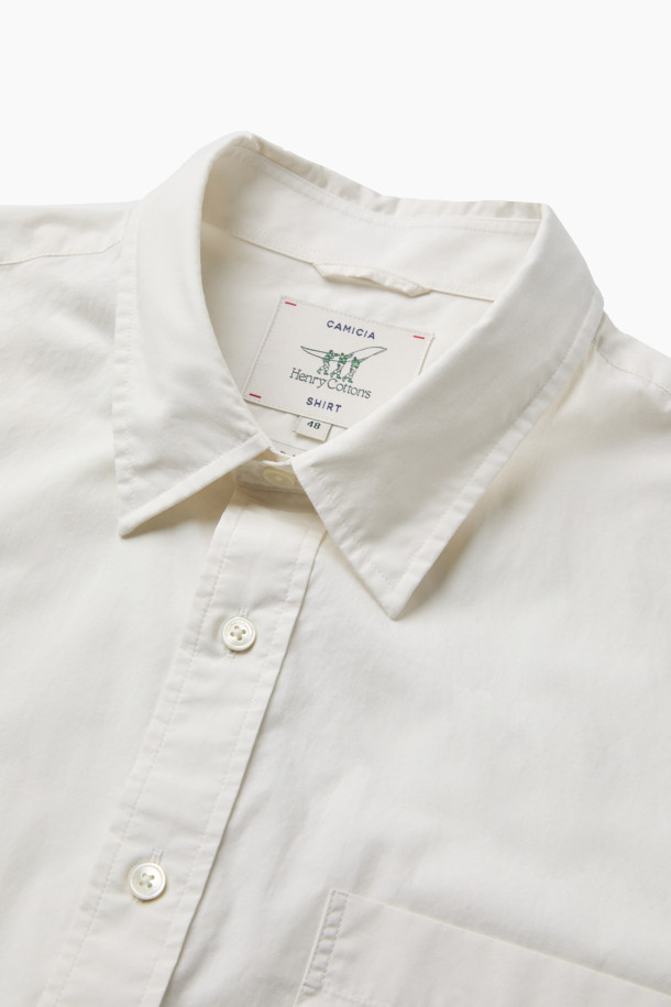 [Imported Fabric] 가을 솔리드 셔츠 (릴렉스핏)는 부드러운 면 소재로 제작되어 편안한 착용감을 선사합니다. 베이직하고 캐주얼한 스타일로 출근룩, 데이트룩 등 다양한 TPO에 활용 가능하며, 미니멀, 캐주얼, 클래식 스타일을 선호하는 분들께 적합합니다. 릴렉스 핏으로 편안하게 떨어지는 실루엣과 칼라넥 디자인이 특징이며, 가슴 포켓과 뒷면 요크 주름, 헨리코튼 라벨 디테일로 포인트를 더했습니다. 화이트, 아이보리 두 가지 솔리드 컬러로 출시되어 가을 시즌 데일리 셔츠로 활용하기 좋습니다. 긴 소매 기장의 레귤러 기장 셔츠입니다.
