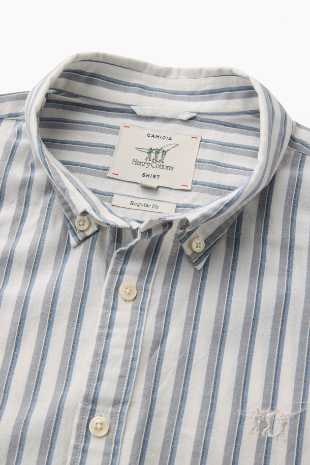 포르투갈 TMG사 원단의 [Imported Fabric] 아이보리 스트라이프 셔츠입니다. 부드러운 코튼 100% 소재로 제작되어 빈티지한 촉감을 선사하며, 가을 시즌 비즈니스 캐주얼 및 출근룩에 적합합니다. 레귤러핏으로 편안한 착용감을 제공하며, 버튼다운칼라와 긴소매 디자인으로 세련된 스타일을 연출합니다. 가슴 로고 자수와 뒷면 요크 주름 디테일이 돋보이며, 캐주얼부터 클래식, 미니멀 스타일까지 폭넓게 소화 가능합니다.
