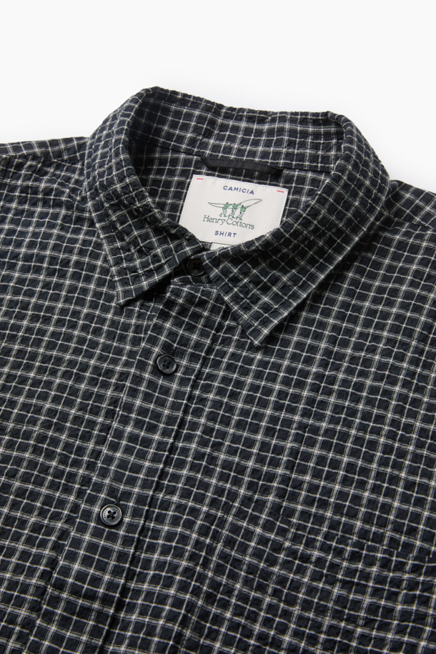 블랙 써커 체크 셔츠 (컴포트핏)는 비즈니스 캐주얼과 일상 모두에 어울리는 셔츠입니다. 시원한 착용감을 선사하는 시어서커 원단과 신축성 있는 소재로 편안한 착용감을 제공합니다. 캐주얼, 클래식, 미니멀 스타일을 모두 소화할 수 있으며, 가을에 적합합니다. 블랙 컬러의 체크 패턴과 긴 소매 디자인이 특징이며, 가슴 포켓과 뒷면 요크 주름 디테일로 포인트를 더했습니다. 가슴둘레는 122CM이며, 컴포트핏으로 제작되었습니다.
