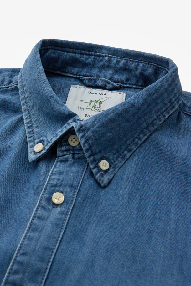 캐주얼과 클래식 스타일을 넘나드는 데님 셔츠입니다. 코튼 100% 소재로 제작되어 부드러운 착용감을 선사하며, 레귤러핏으로 편안하게 착용 가능합니다. 은은한 워싱 기법과 뒷면 요크 주름 디테일이 돋보이며, 컬러 자수 포인트로 은은한 멋을 더했습니다. 가을, 겨울 시즌 데이트룩, 출근룩 등 다양한 TPO에 활용하기 좋은, 활용도 높은 긴소매 셔츠입니다.
