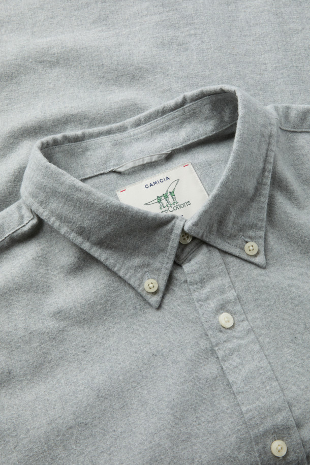 **트윌 솔리드 셔츠 (레귤러핏)**는 가을, 겨울에 착용하기 좋은 남성용 상의입니다. 비즈니스 캐주얼, 출근룩, 회의룩 등 다양한 TPO에 활용 가능하며, 클래식, 미니멀 스타일을 연출하기에 적합합니다. 면 소재의 긴소매 셔츠로, 레귤러핏과 버튼다운 칼라 디자인이 특징입니다. 그레이 컬러의 무지 패턴으로, 가슴 로고 자수와 카라 버튼 다운, 뒷면 요크 주름 디테일이 돋보입니다. 
