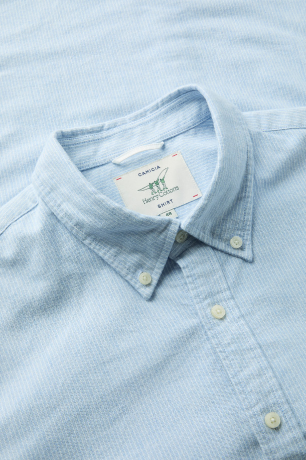 라이트 블루와 화이트 컬러의 핀 스트라이프 셔츠입니다. 옥스포드 기모 원단으로 제작되어 겨울철에도 따뜻하게 착용 가능하며, 부드러운 촉감이 특징입니다. 레귤러핏으로 제작되어 비즈니스 캐주얼 및 일상룩에 활용하기 좋으며, 뒷면 요크 주름 디테일과 가슴 로고 자수가 디자인의 포인트를 더합니다. 버튼다운 칼라와 긴 소매 기장으로 클래식, 미니멀, 캐주얼 스타일을 연출할 수 있습니다. 보온성을 갖춘 베이직한 디자인의 셔츠를 만나보세요.
