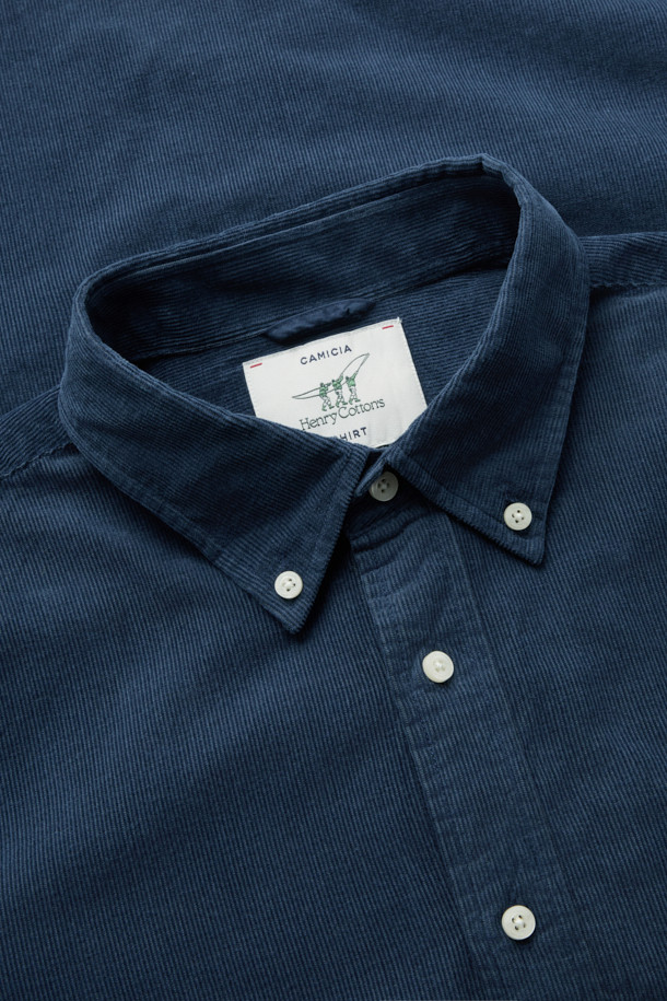 터키 KIPAS사의 수입 코듀로이 원단을 사용한 [Imported Fabric] 코듀로이 솔리드 셔츠 (컴포트핏)입니다. 톤온톤 네이비 컬러의 투톤 배색이 특징이며, 버튼다운 카라 디자인으로 클래식한 분위기를 연출합니다. 가슴 포켓과 뒷면 요크 주름 디테일이 돋보이며, 헨리코튼 라벨로 고급스러움을 더했습니다. 겨울철 비즈니스 캐주얼 및 데일리룩에 활용하기 좋은 긴소매 셔츠입니다. 컴포트핏으로 편안한 착용감을 선사합니다.
